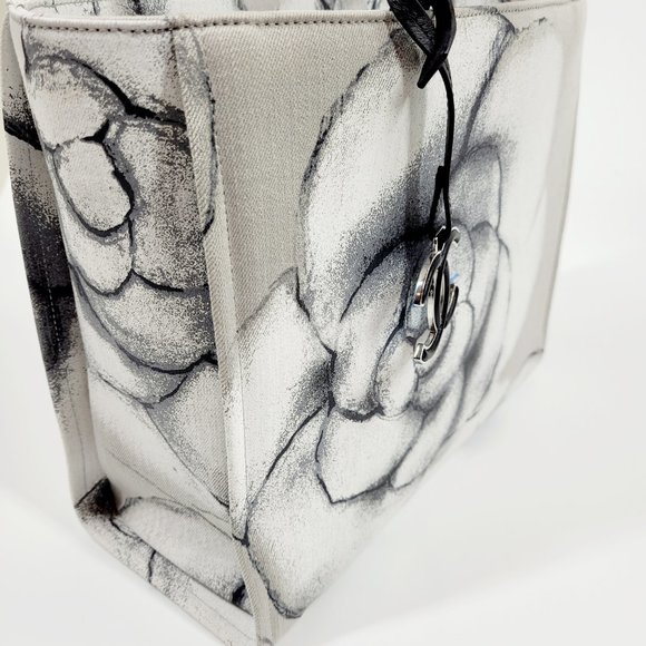 Chanel Camellia CC Tote in Printed Canvas - Picture 9 of 10